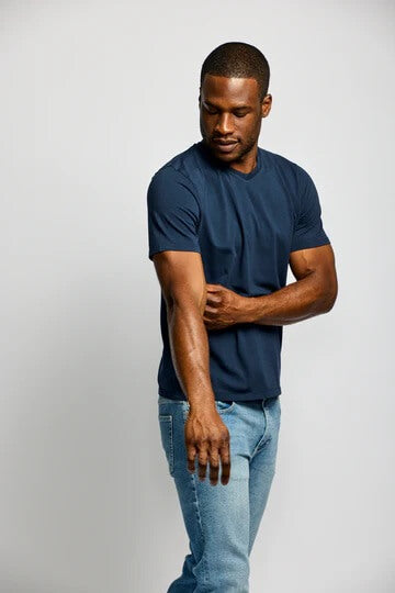 Easy Mondays VNeck T-Shirt in Navy fit