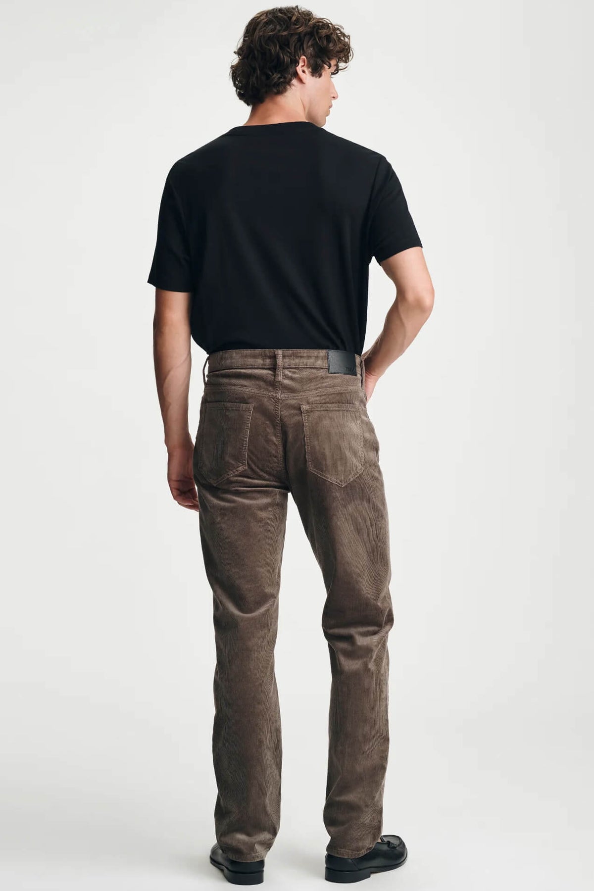 Mavi Zach Straight Leg Jeans men's regular-rise denim with classic fit through the hip and thigh and straight-leg silhouette