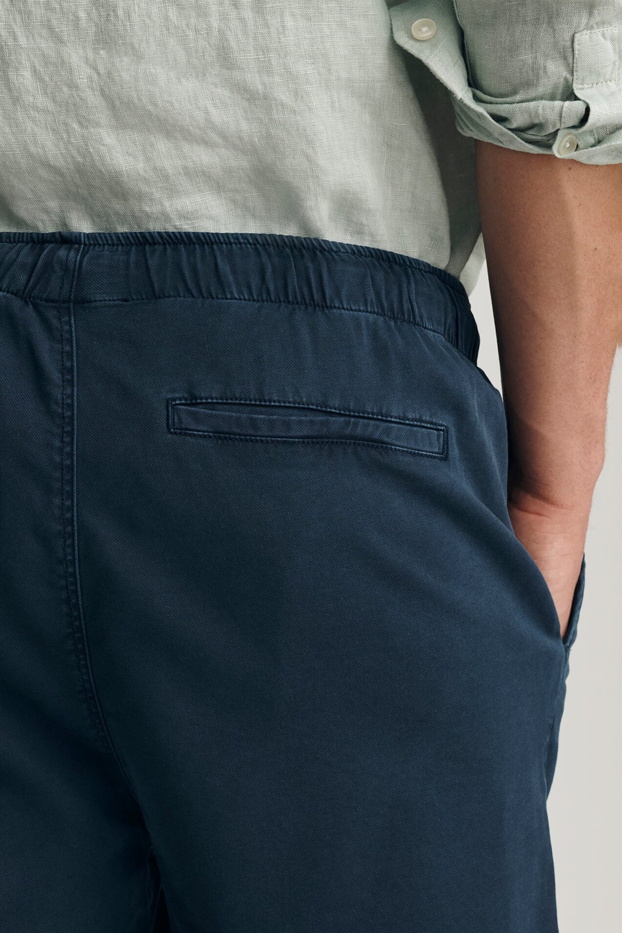 Mavi Woven Short in total eclipse close up