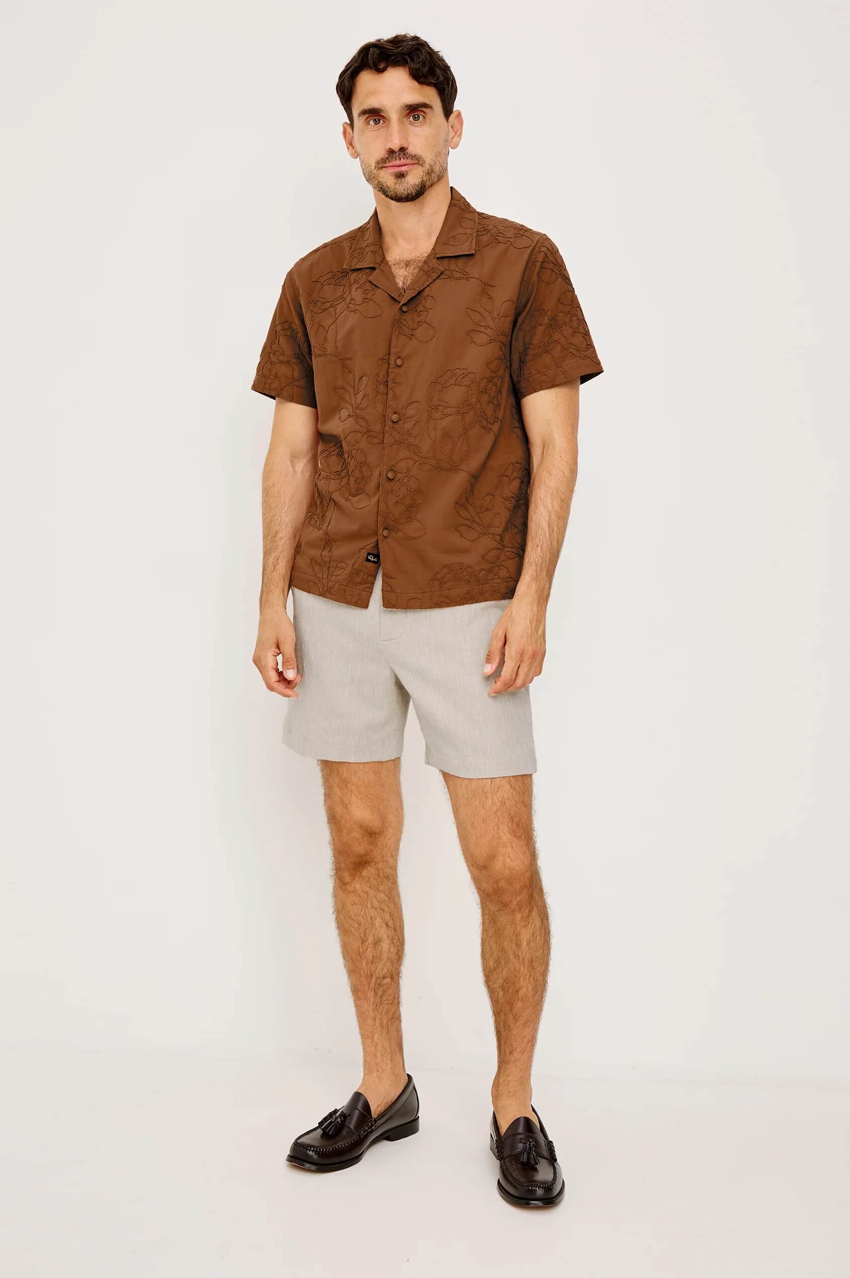 Man wearing the Tyler shirt in Floral Rope Rust
