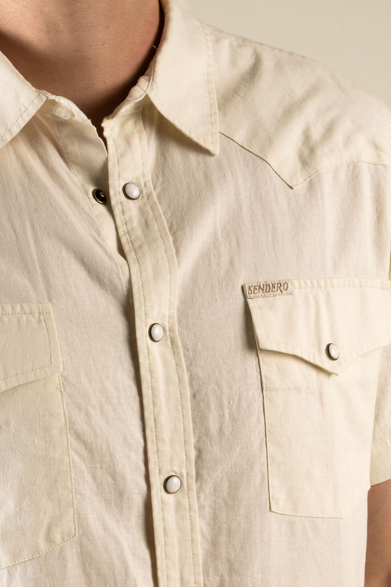 Sendero Wyatt Shirt in antique white close up