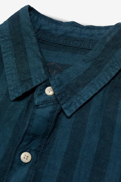 Alex Crane Ola Shirt in big wave dusk close up