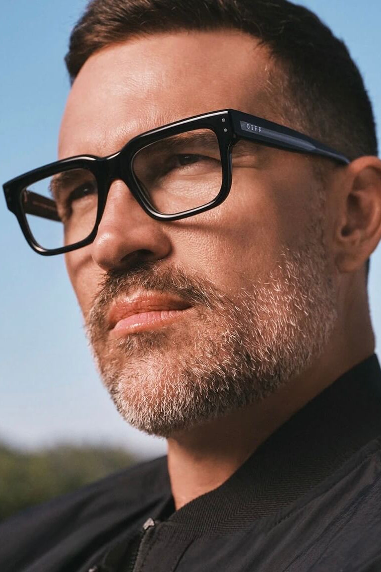 Man wearing the Diff Eyewear Cash Sunglasses in Black