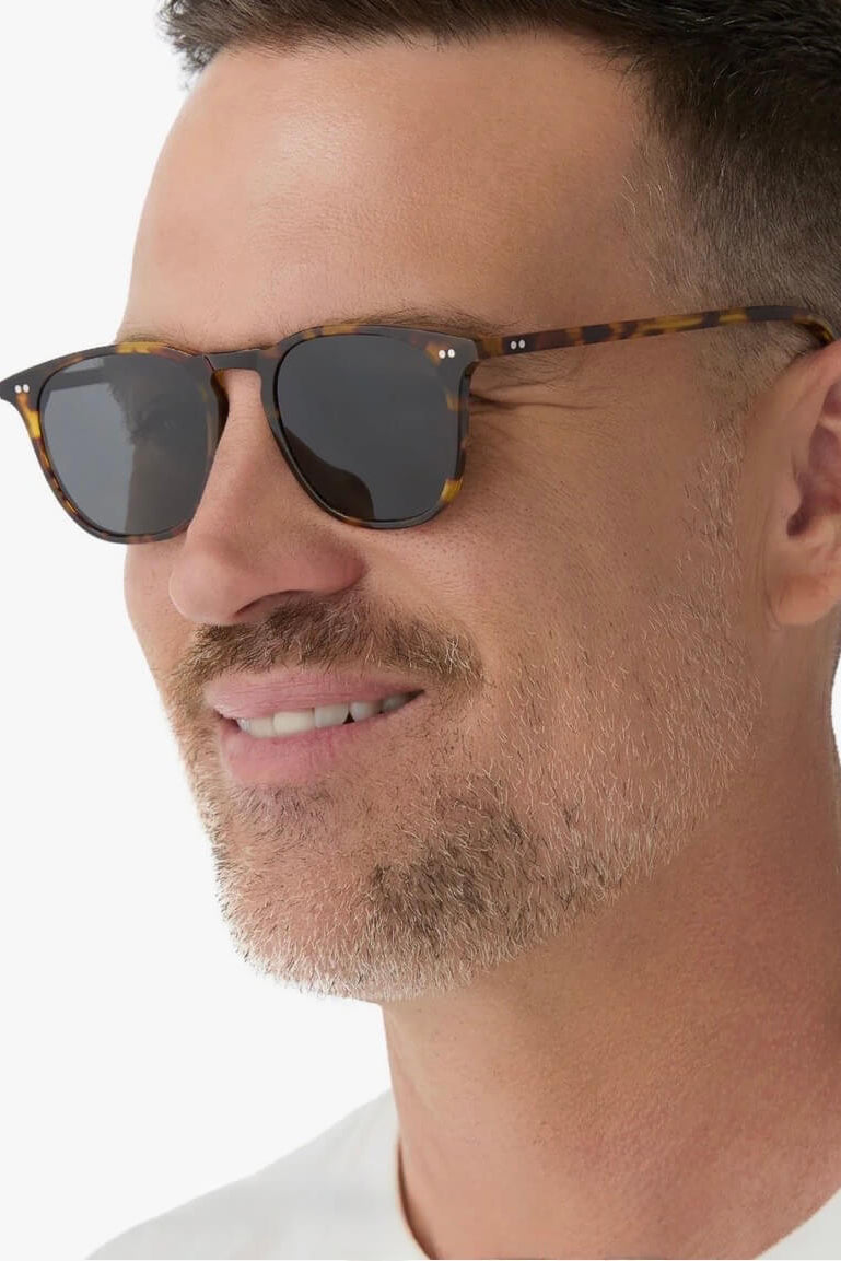 Man wearing the Diff Maxwell Polarized Sunglasess in Amber Tortoise/Grey