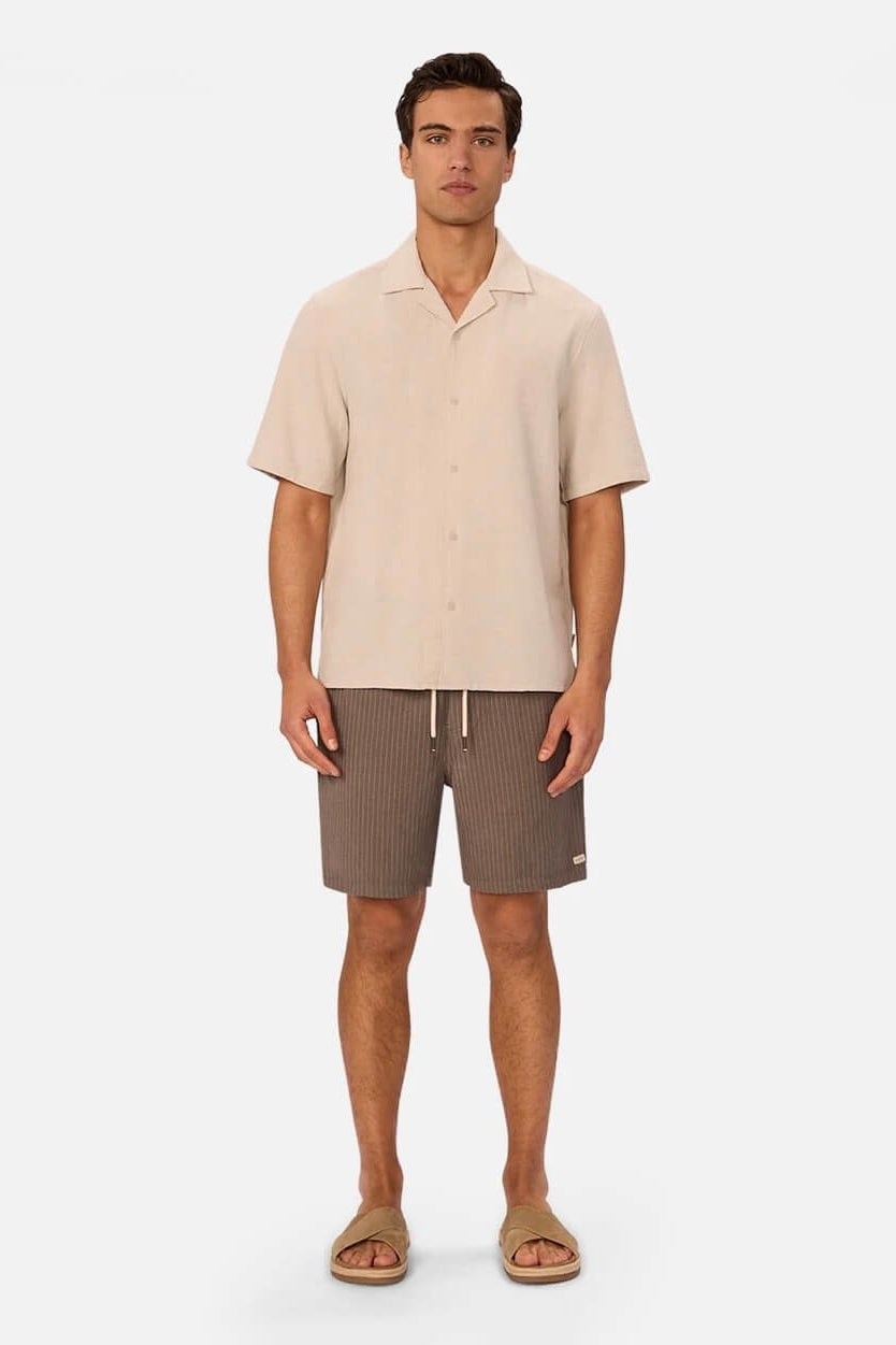 Man wearing The Fontera Short in Oregano/Canvas 