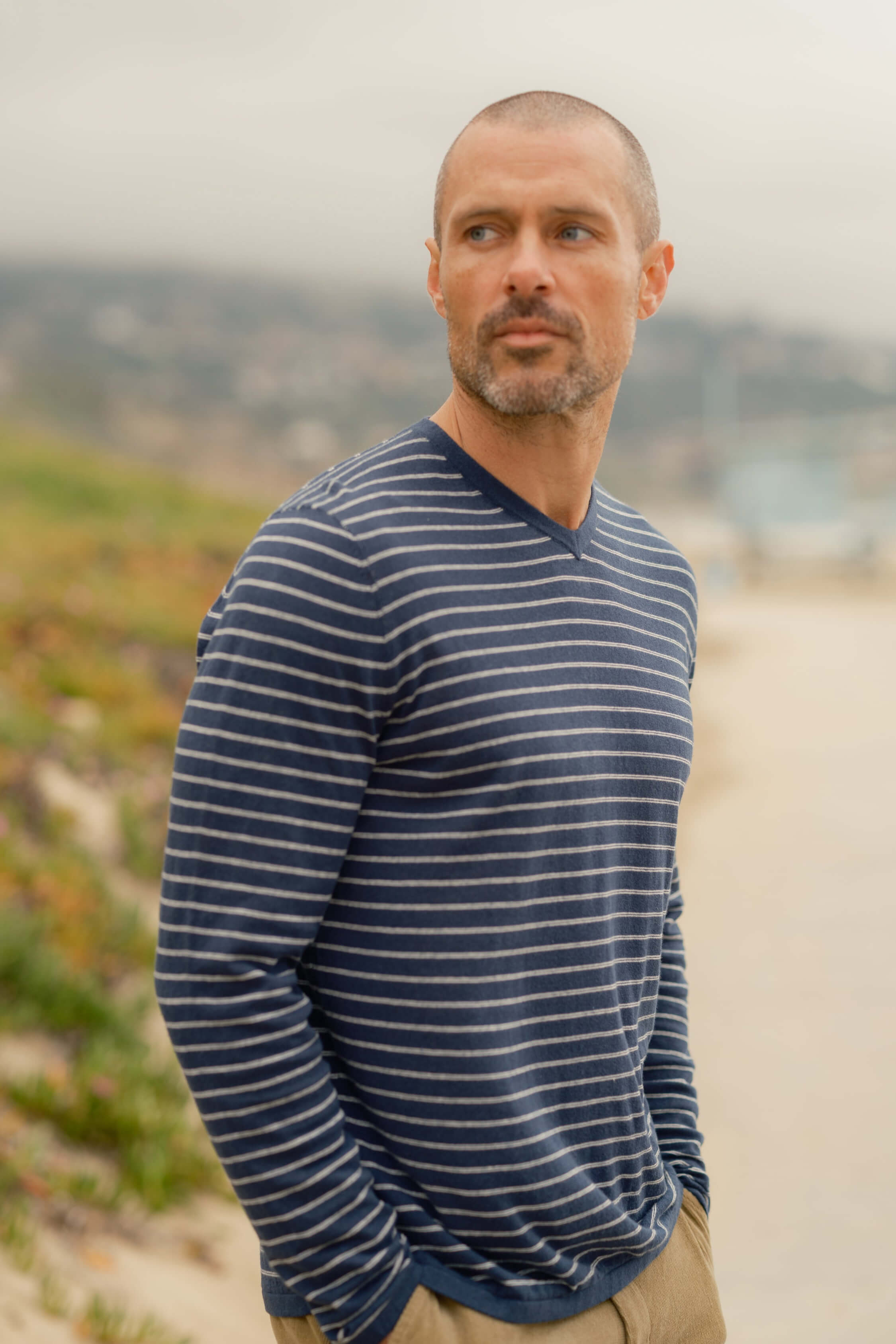 Grayers stripe v neck linen sweater in navy stripe
