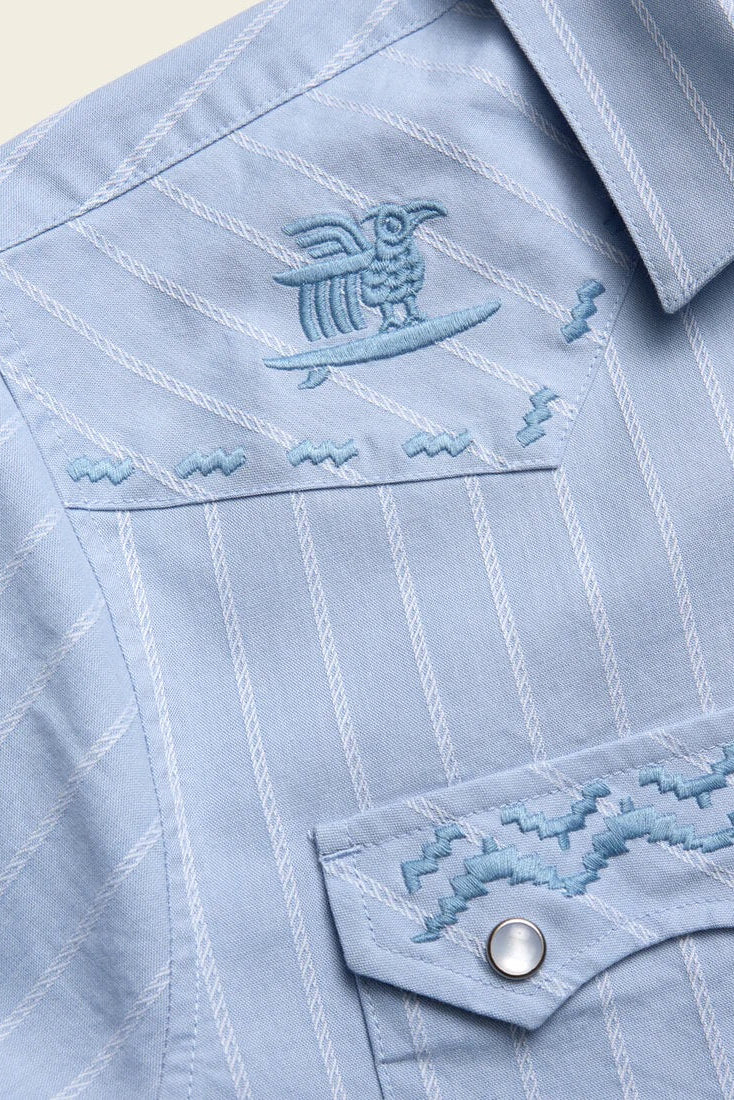 Howler Bros Crosscut Short Sleeve Deluxe Snapshirt in Surfbird Sky Oxford Dobby close up details