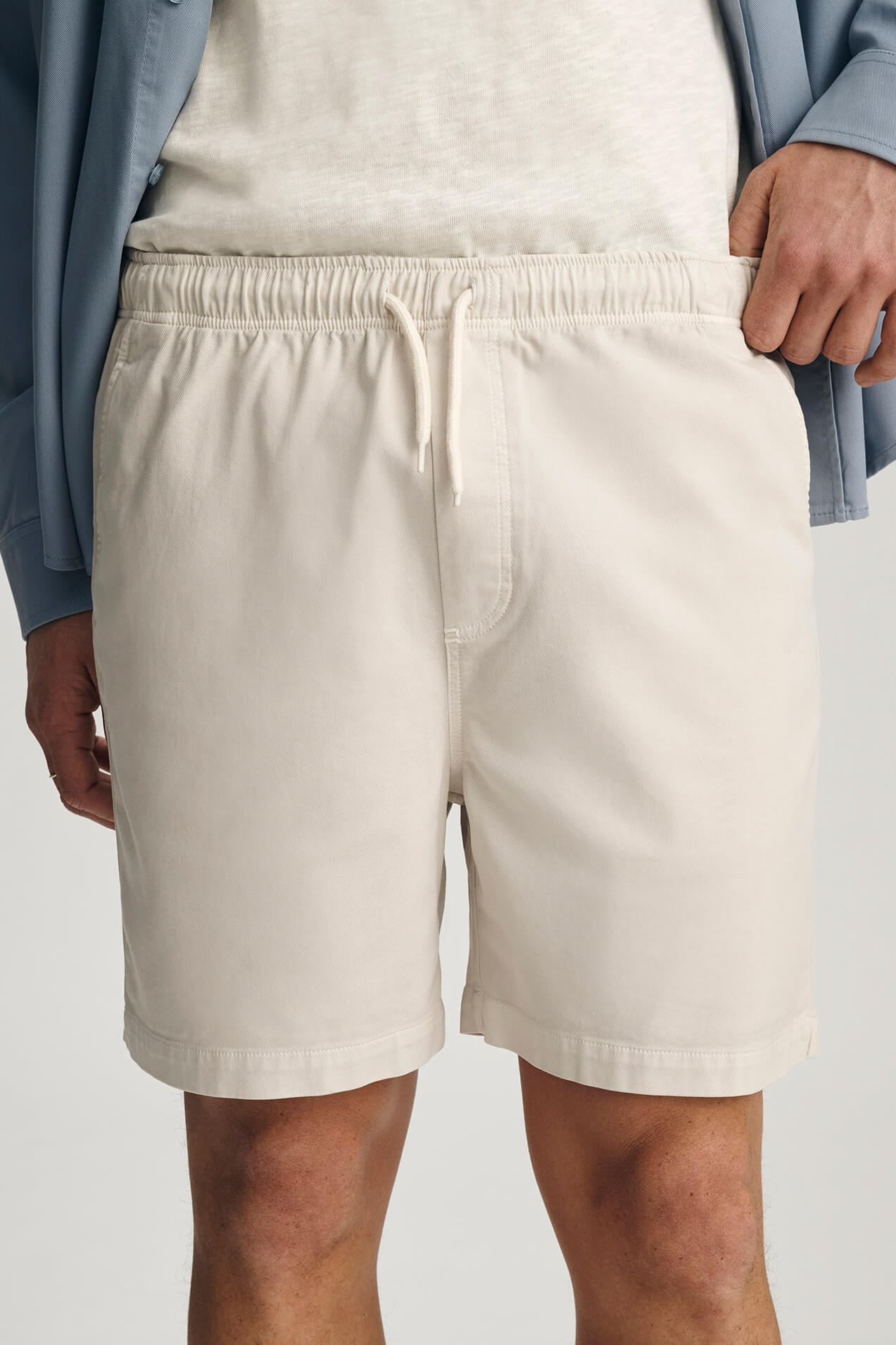 Mavi Woven Short in lunar rock close up