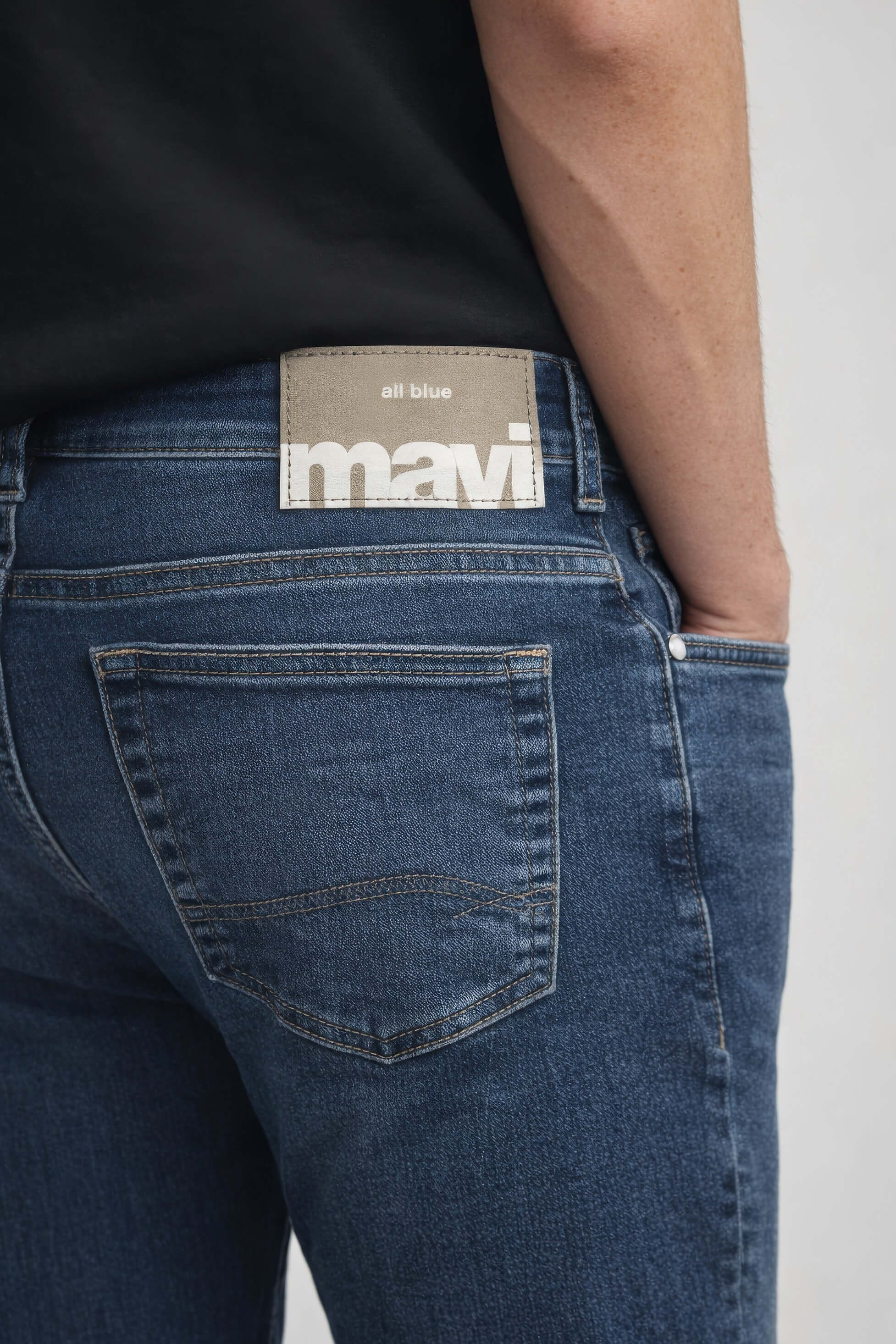 Mavi Zach Straight Leg in mid used classic vintage