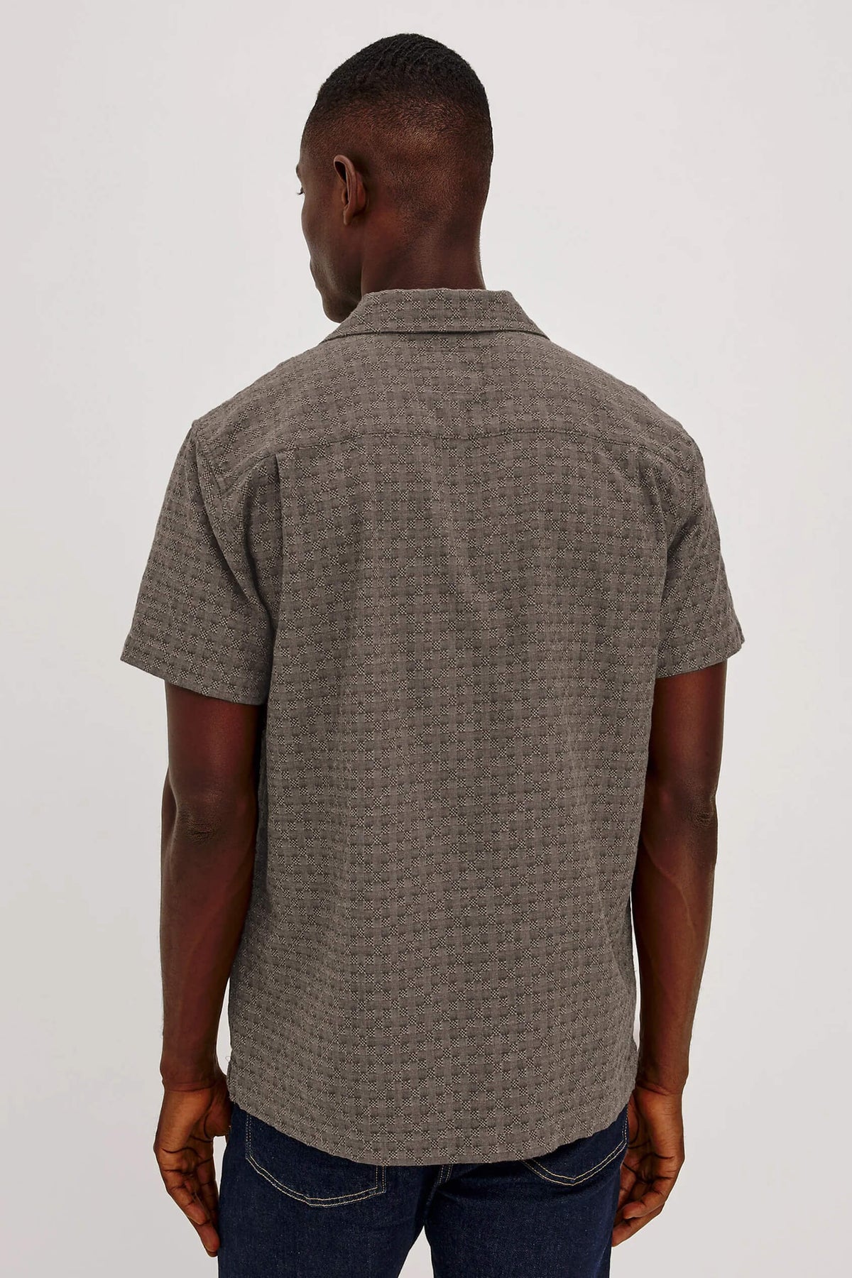Rails Davis Shirt men's lightweight short sleeve button-down with classic collar and relaxed warm-weather styling.
