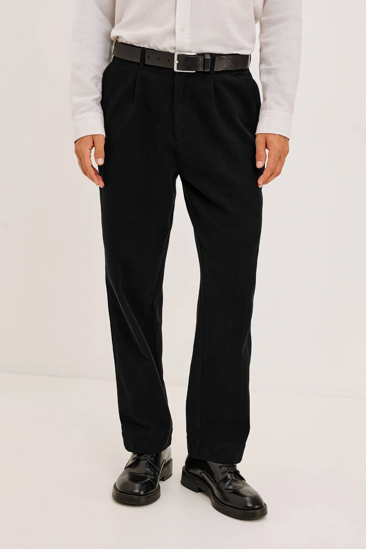 Rails Ezra Pant men's brushed cotton twill trousers with relaxed drapey fit, front pleats and ankle-length hem.