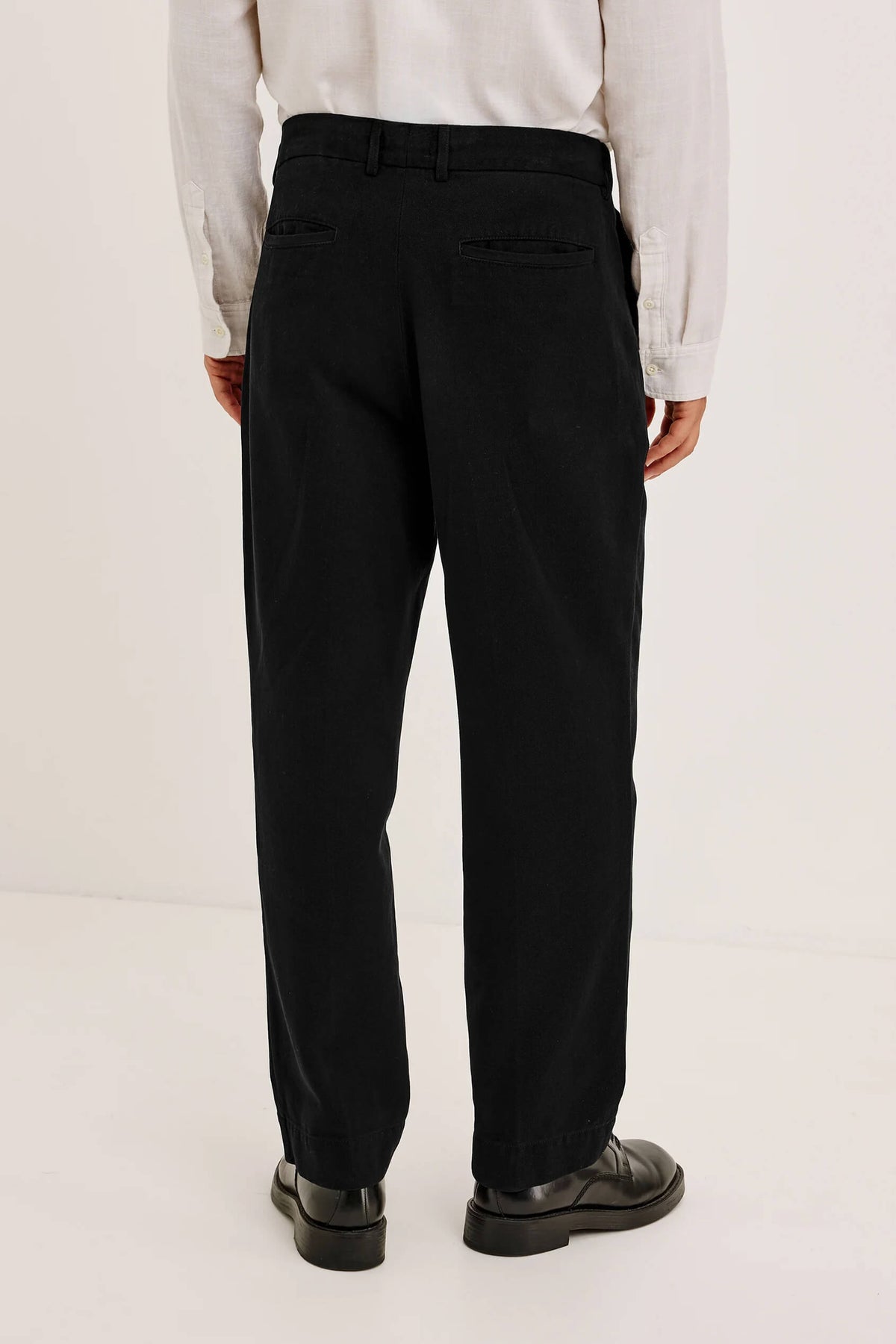 Rails Ezra Pant men's brushed cotton twill trousers with relaxed drapey fit, front pleats and ankle-length hem.