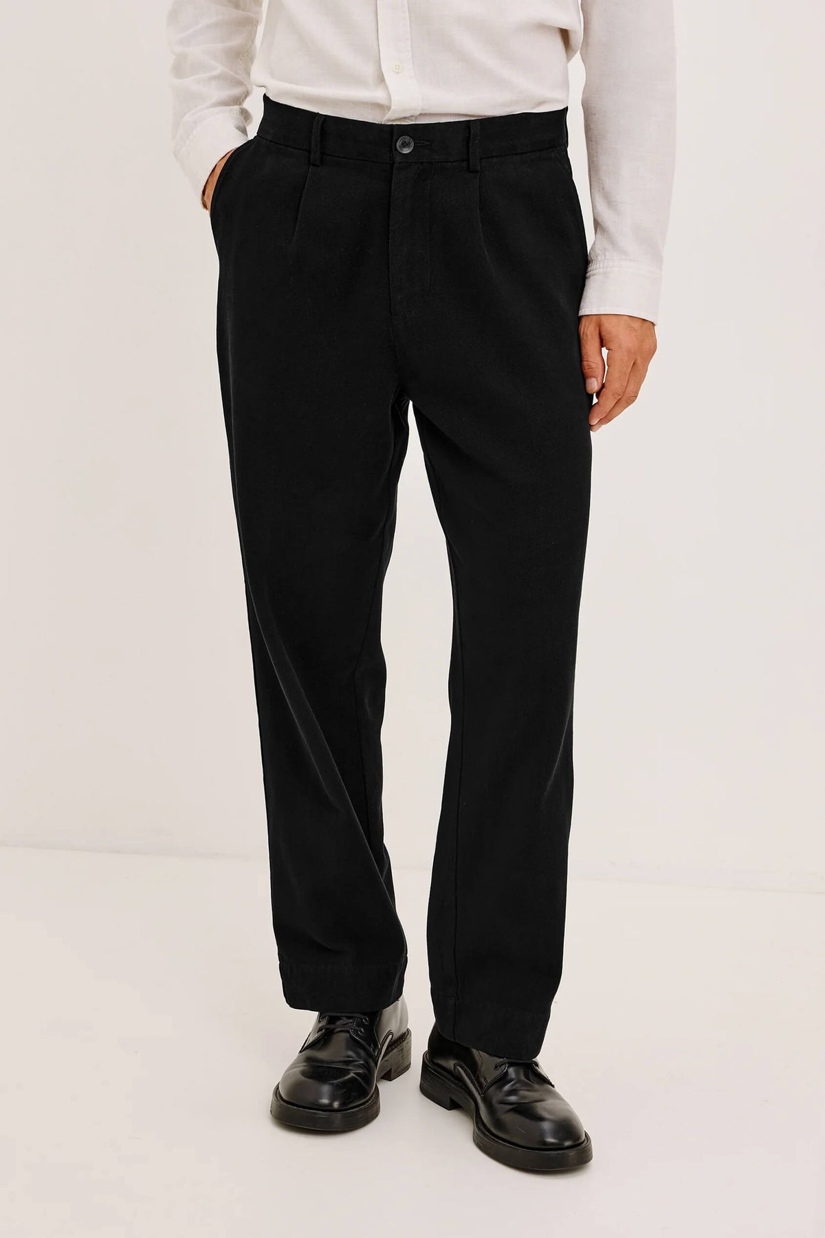 Rails Ezra Pant men's brushed cotton twill trousers with relaxed drapey fit, front pleats and ankle-length hem.