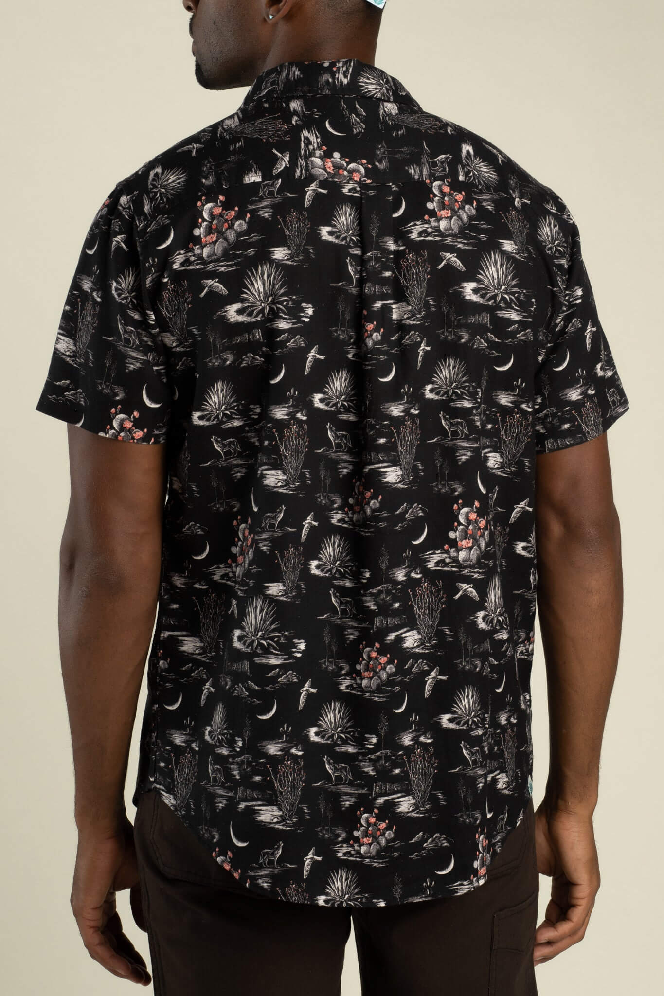 Sendero Provisions Co. City Slicker men's short sleeve button-up shirt with easy fit and chest pocket.