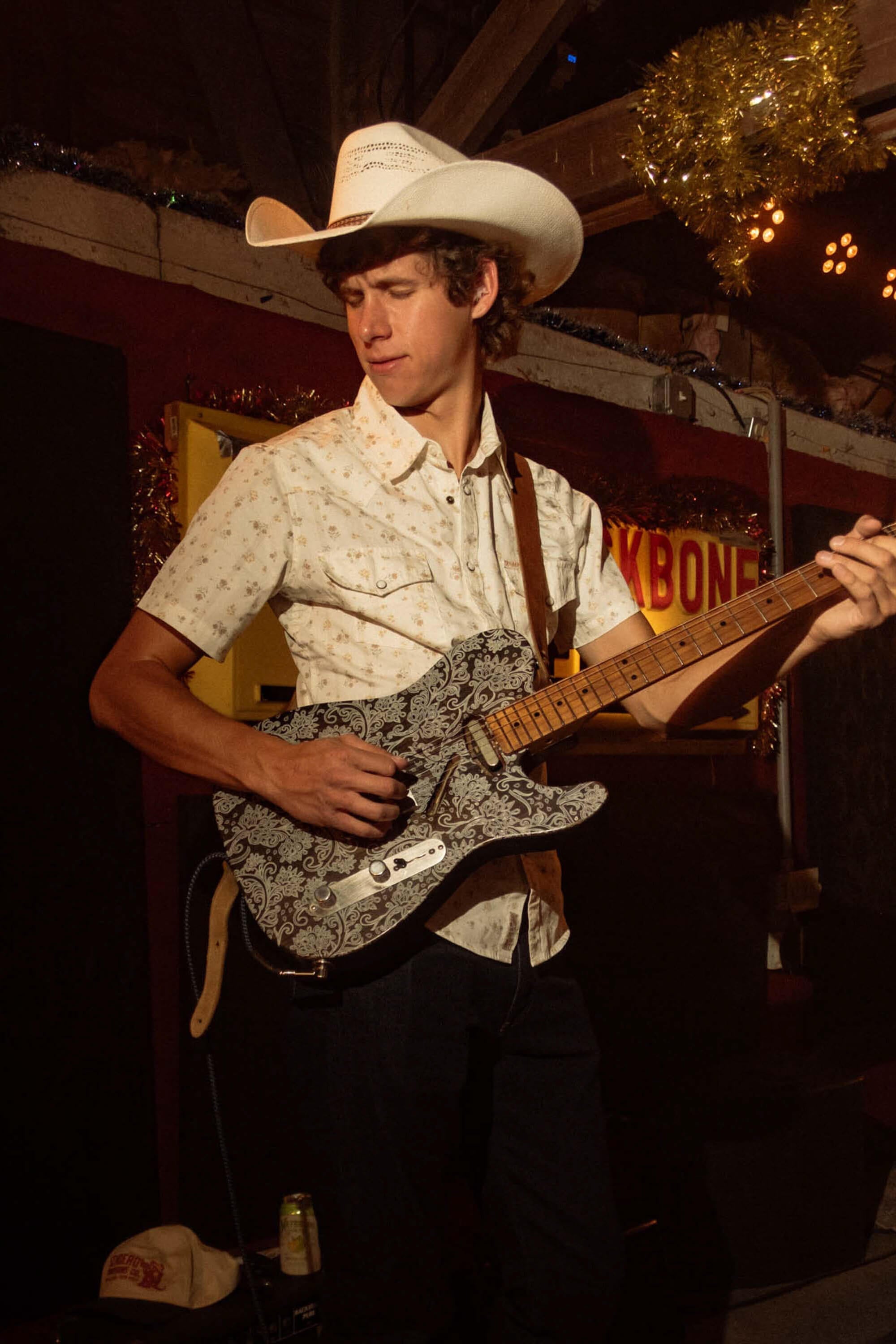 Sendero Wyatt Shirt in dustbloom lifestyle